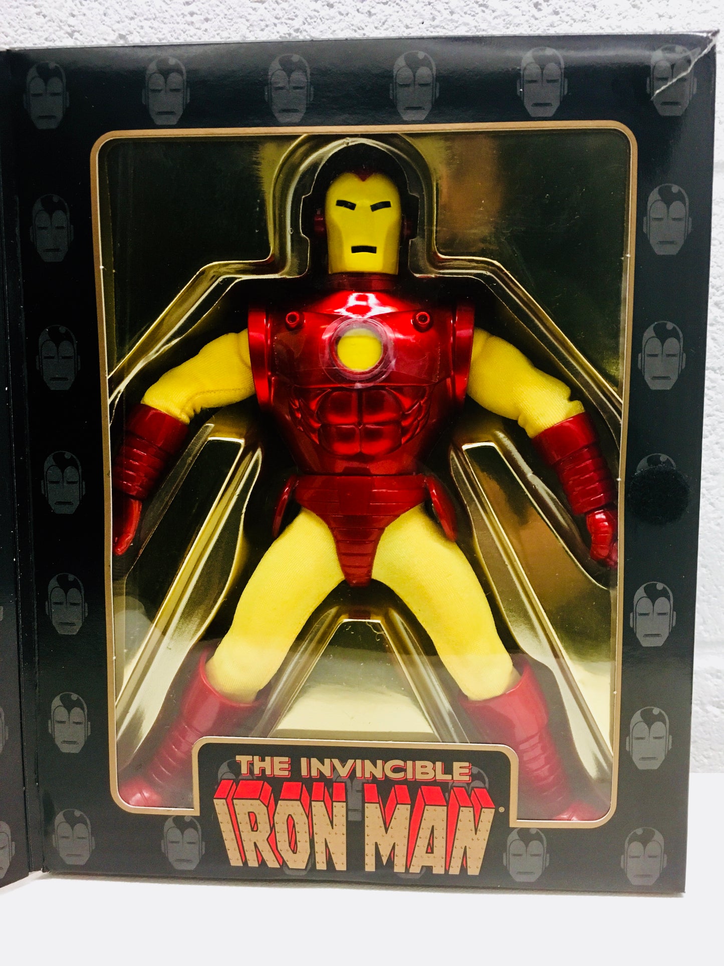 Famous Covers: Iron Man